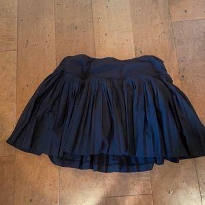 Lululemon black ruffled skirt size 6